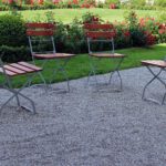 Składane krzesła stoją w dużym ogrodzie