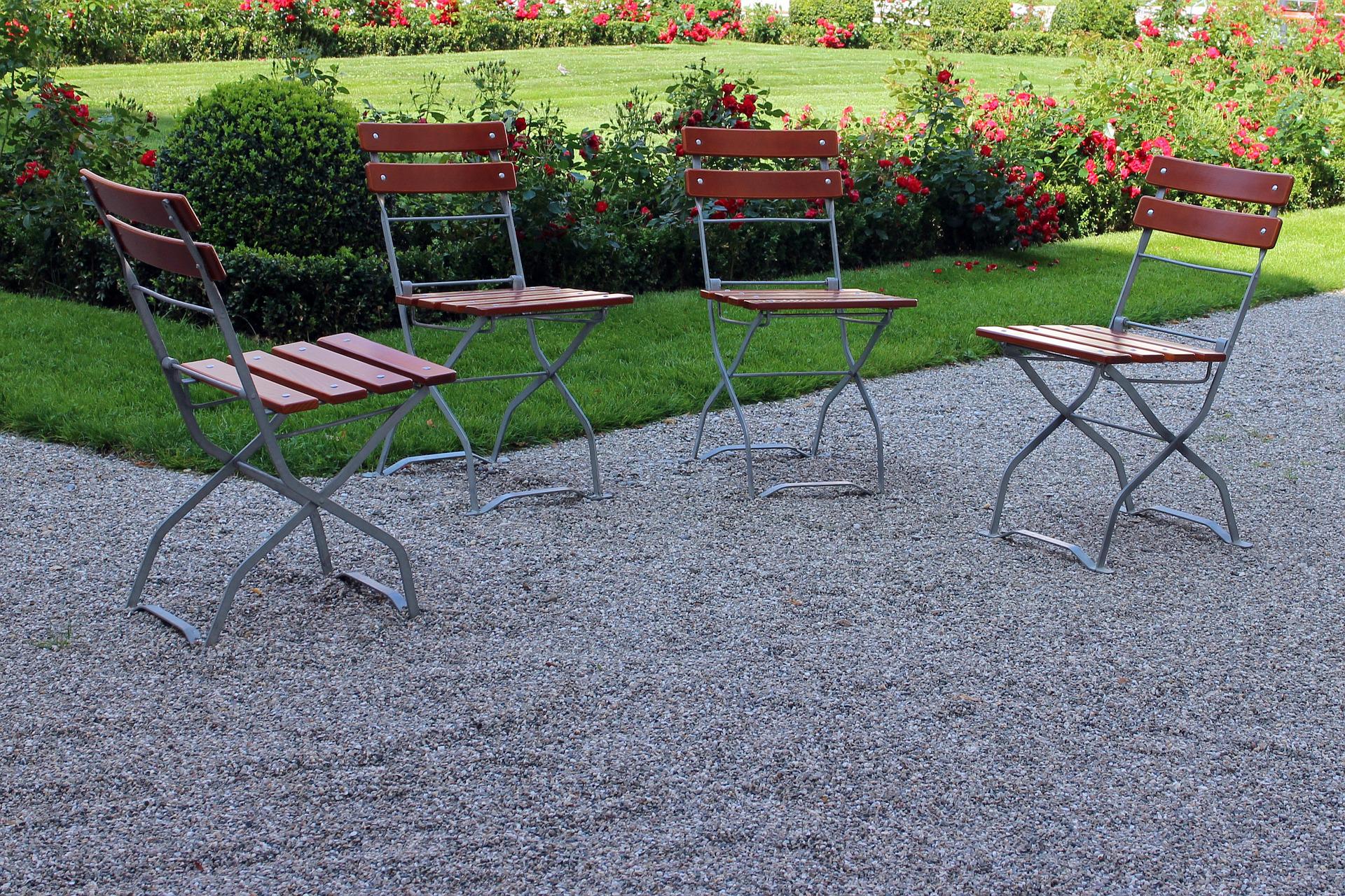 Składane krzesła stoją w dużym ogrodzie