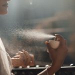 Kobieta ma letnie orzeźwiające perfumy